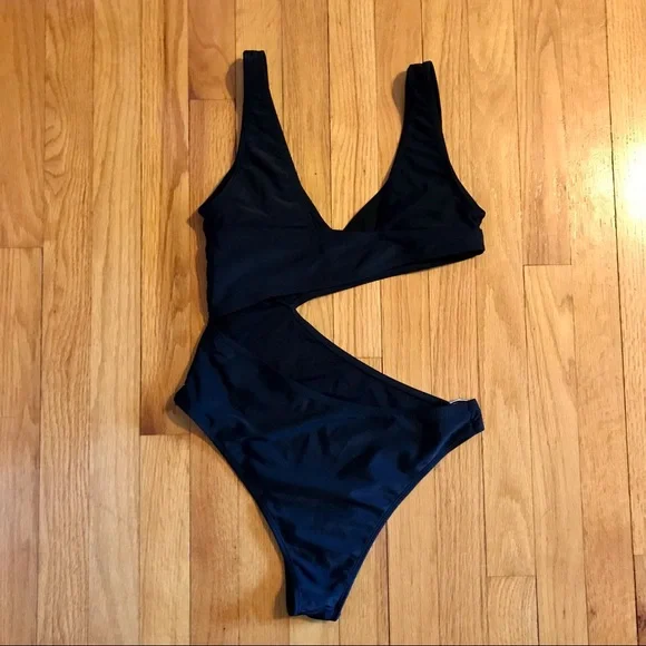 SHEIN Cut-Out Ring Linked One Piece Swimsuit - Picture 4 of 5